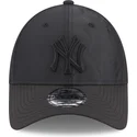 new-era-9forty-multi-texture-verstellbare-schwarze-kappe-mit-gebogenem-schirm-und-schwarzem-logo-der-new-york-yankees-mlb