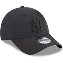 new-era-9forty-multi-texture-verstellbare-schwarze-kappe-mit-gebogenem-schirm-und-schwarzem-logo-der-new-york-yankees-mlb