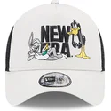 beige-a-frame-truckerkeps-med-snurre-spratt-och-daffy-anka-looney-tunes-fran-new-era