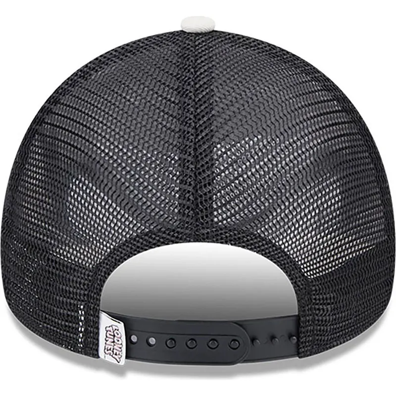 beige-a-frame-truckerkeps-med-snurre-spratt-och-daffy-anka-looney-tunes-fran-new-era