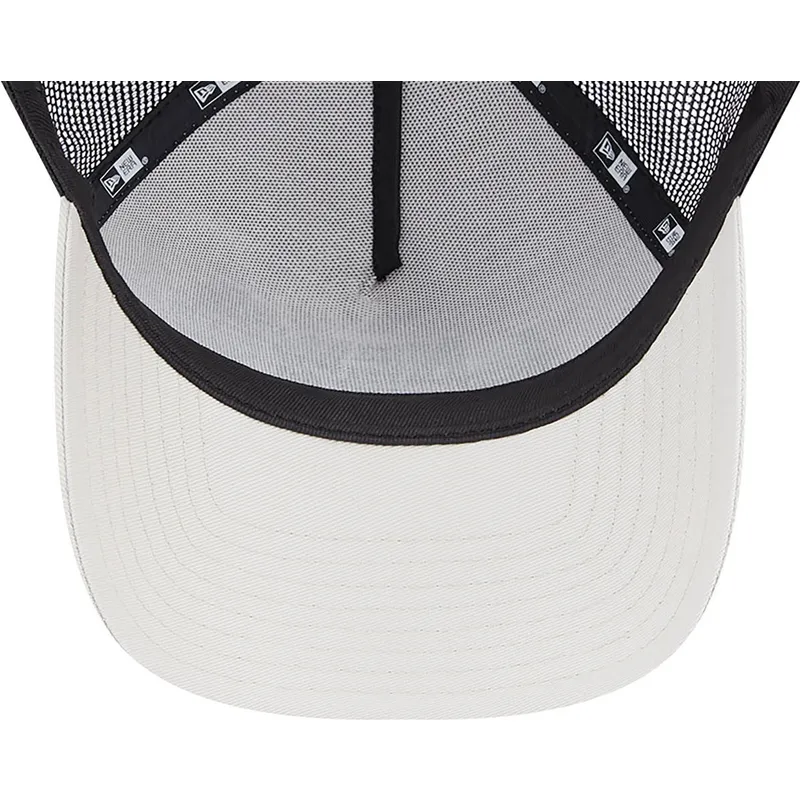 beige-a-frame-truckerkeps-med-snurre-spratt-och-daffy-anka-looney-tunes-fran-new-era