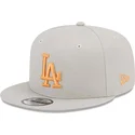 beige-flache-snapback-kappe-mit-orangefarbenem-logo-9fifty-side-patch-der-los-angeles-dodgers-mlb-von-new-era
