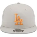 beige-flache-snapback-kappe-mit-orangefarbenem-logo-9fifty-side-patch-der-los-angeles-dodgers-mlb-von-new-era