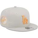 beige-flache-snapback-kappe-mit-orangefarbenem-logo-9fifty-side-patch-der-los-angeles-dodgers-mlb-von-new-era