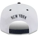 weisse-und-marineblaue-flache-snapback-kappe-mit-marineblauen-logo-9fifty-white-crown-patch-von-new-york-yankees-mlb-von-new-era