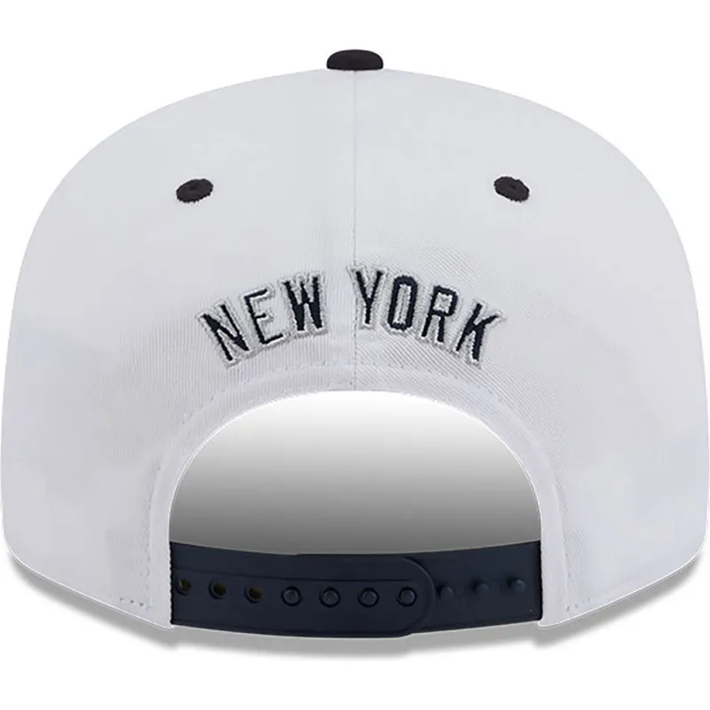 weisse-und-marineblaue-flache-snapback-kappe-mit-marineblauen-logo-9fifty-white-crown-patch-von-new-york-yankees-mlb-von-new-era
