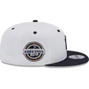 weisse-und-marineblaue-flache-snapback-kappe-mit-marineblauen-logo-9fifty-white-crown-patch-von-new-york-yankees-mlb-von-new-era