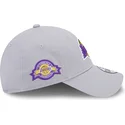 graue-verstellbare-curved-cap-9forty-team-side-patch-der-los-angeles-lakers-nba-von-new-era