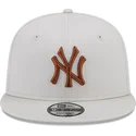 sapkak-lapos-bezs-snapback-9fifty-league-essential-new-york-yankees-mlb-new-era