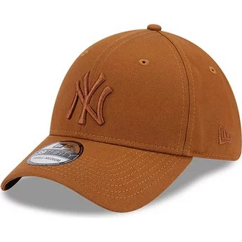 New Era Curved Brim Brown Logo 39THIRTY League Essential New York Yankees MLB Brown Fitted Cap