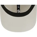 beigefarbene-verstellbare-kappe-mit-gebogenem-schirm-und-beigem-9twenty-mini-logo-der-new-york-yankees-mlb-von-new-era