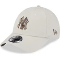 beige-gebogene-verstellbare-9forty-check-infill-kappe-von-new-york-yankees-mlb-von-new-era