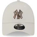 verstellbare-beige-9forty-check-infill-kappe-der-new-york-yankees-mlb-von-new-era