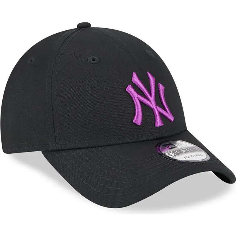schwarze-verstellbare-kappe-mit-violettem-logo-9forty-league-essential-new-york-yankees-mlb-von-new-era