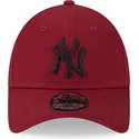 rote-verstellbare-kappe-mit-gebogenem-schirm-und-schwarzem-logo-9forty-league-essential-der-new-york-yankees-mlb-von-new-era