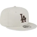beige-snapback-kappe-mit-flachem-schirm-und-braunem-logo-9fifty-league-essential-der-los-angeles-dodgers-mlb-von-new-era