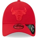 verstellbare-rote-curved-cap-mit-rotem-logo-9forty-repreve-outline-der-chicago-bulls-nba-von-new-era