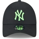 verstellbare-schwarze-curved-cap-mit-grunem-logo-9forty-neon-der-new-york-yankees-mlb-von-new-era