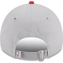 graue-und-rote-verstellbare-curved-cap-9twenty-tip-off-2023-der-chicago-bulls-nba-von-new-era