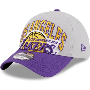 Grå och lila justerbar böjd keps 9TWENTY Tip Off 2023 Los Angeles Lakers NBA från New Era