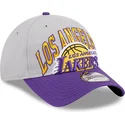 gra-och-lila-justerbar-bojd-keps-9twenty-tip-off-2023-los-angeles-lakers-nba-fran-new-era