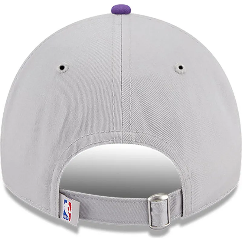 graue-und-violette-verstellbare-curved-cap-9twenty-tip-off-2023-der-los-angeles-lakers-nba-von-new-era