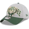 gra-och-gron-justerbar-kurvskarmkeps-9twenty-tip-off-2023-milwaukee-bucks-nba-fran-new-era