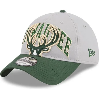 Graue und grüne verstellbare Curved Cap 9TWENTY Tip Off 2023 der Milwaukee Bucks NBA von New Era