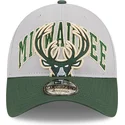 graue-und-grune-verstellbare-curved-cap-9twenty-tip-off-2023-der-milwaukee-bucks-nba-von-new-era