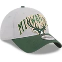 gra-och-gron-justerbar-kurvskarmkeps-9twenty-tip-off-2023-milwaukee-bucks-nba-fran-new-era