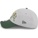 gra-och-gron-justerbar-kurvskarmkeps-9twenty-tip-off-2023-milwaukee-bucks-nba-fran-new-era