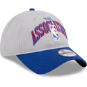 verstellbare-graue-und-blaue-9twenty-tip-off-2023-nba-kappe-von-new-era-mit-gebogenem-schirm
