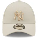 beige-gebogene-snapback-kappe-mit-beigem-logo-9forty-tonal-repreve-der-new-york-yankees-mlb-von-new-era