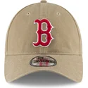 verstellbare-hellbraune-kappe-mit-gebogenem-schirm-und-rotem-logo-9twenty-core-classic-der-boston-red-sox-mlb-von-new-era