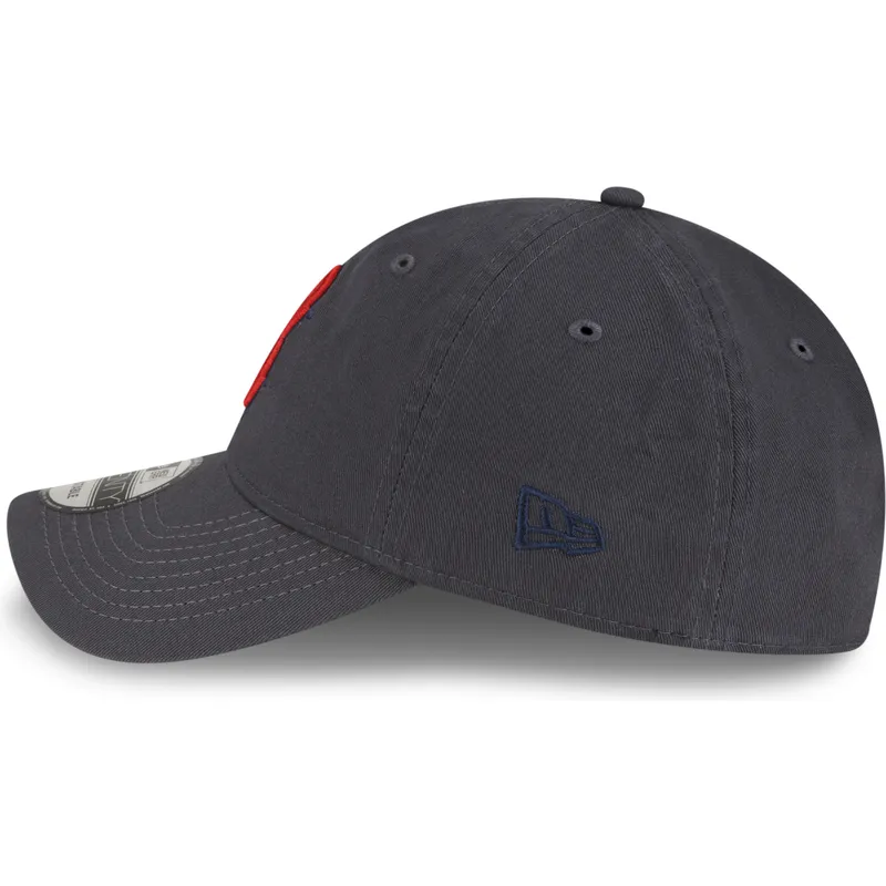 gra-bojd-justerbar-keps-med-rott-logotyp-9twenty-core-classic-fran-boston-red-sox-mlb-av-new-era