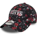 schwarz-rote-verstellbare-9forty-kappe-mit-floralem-allover-print-von-manchester-united-football-club-premier-league-von-new-era