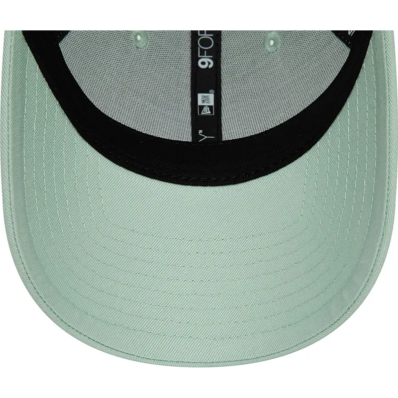 grune-gebogene-snapback-kappe-9forty-seasonal-von-red-bull-racing-formula-1-von-new-era