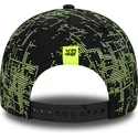 schwarze-snapback-cap-mit-gebogenem-schirm-9forty-poly-print-von-valentino-rossi-vr46-motogp-von-new-era
