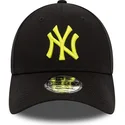 schwarze-verstellbare-curved-cap-mit-gelbem-logo-9forty-league-essential-der-new-york-yankees-mlb-von-new-era