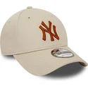 beige-verstellbare-9forty-league-essential-kappe-mit-gebogenem-schirm-und-braunem-logo-der-new-york-yankees-mlb-von-new-era