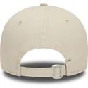 beige-verstellbare-9forty-league-essential-kappe-mit-gebogenem-schirm-und-braunem-logo-der-new-york-yankees-mlb-von-new-era