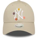 verstellbare-beige-damen-kappe-mit-gebogenem-schirm-9forty-flower-der-new-york-yankees-mlb-von-new-era