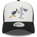 weisse-und-schwarze-trucker-cap-a-frame-character-von-bugs-bunny-und-daffy-duck-looney-tunes-von-new-era