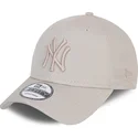bojd-beige-justerbar-keps-med-beige-logotyp-9forty-league-essential-poly-fran-new-york-yankees-mlb-av-new-era