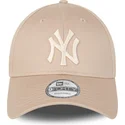 new-era-new-york-yankees-mlb-9forty-league-essential-beige-justerbar-keps-med-bojd-skarm-och-beige-logotyp