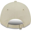 beige-verstellbare-damenkappe-9forty-league-essential-der-new-york-yankees-mlb-von-new-era