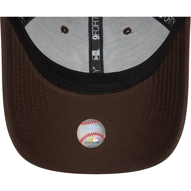 morkbrun-justerbar-kurvad-keps-9forty-league-essential-fran-new-york-yankees-mlb-av-new-era