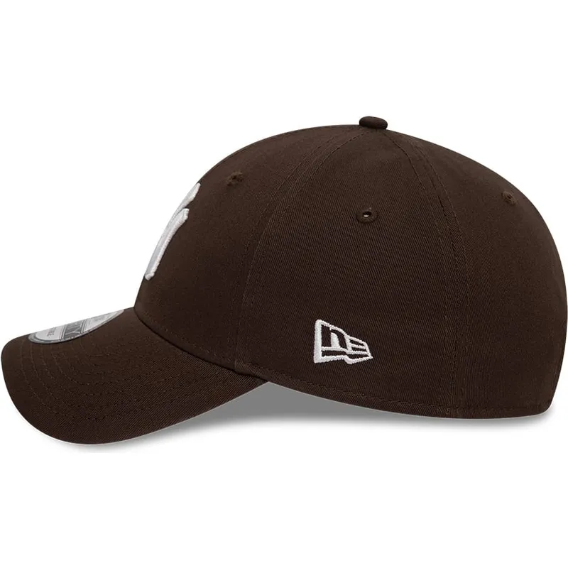 dunkelbraune-verstellbare-curved-cap-9forty-league-essential-der-new-york-yankees-mlb-von-new-era