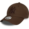 morkbrun-justerbar-kurvad-keps-med-morkbrun-logotyp-for-dam-9forty-league-essential-fran-new-york-yankees-mlb-av-new-era