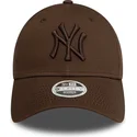 9forty-league-essential-verstellbare-dunkelbraune-kappe-mit-gebogenem-schirm-und-dunkelbraunem-logo-fur-damen-new-york-yankees-m